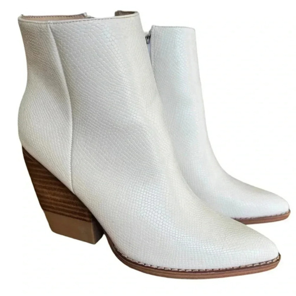 ARIDER GIRL white faux leather booties, size 6, side zip, 2.75” heel, EUC